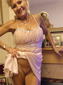 Young-looking mature cougar is masturbating herself